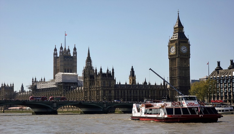 Chelsea-house-hotel-boat-tour-of-the-thames